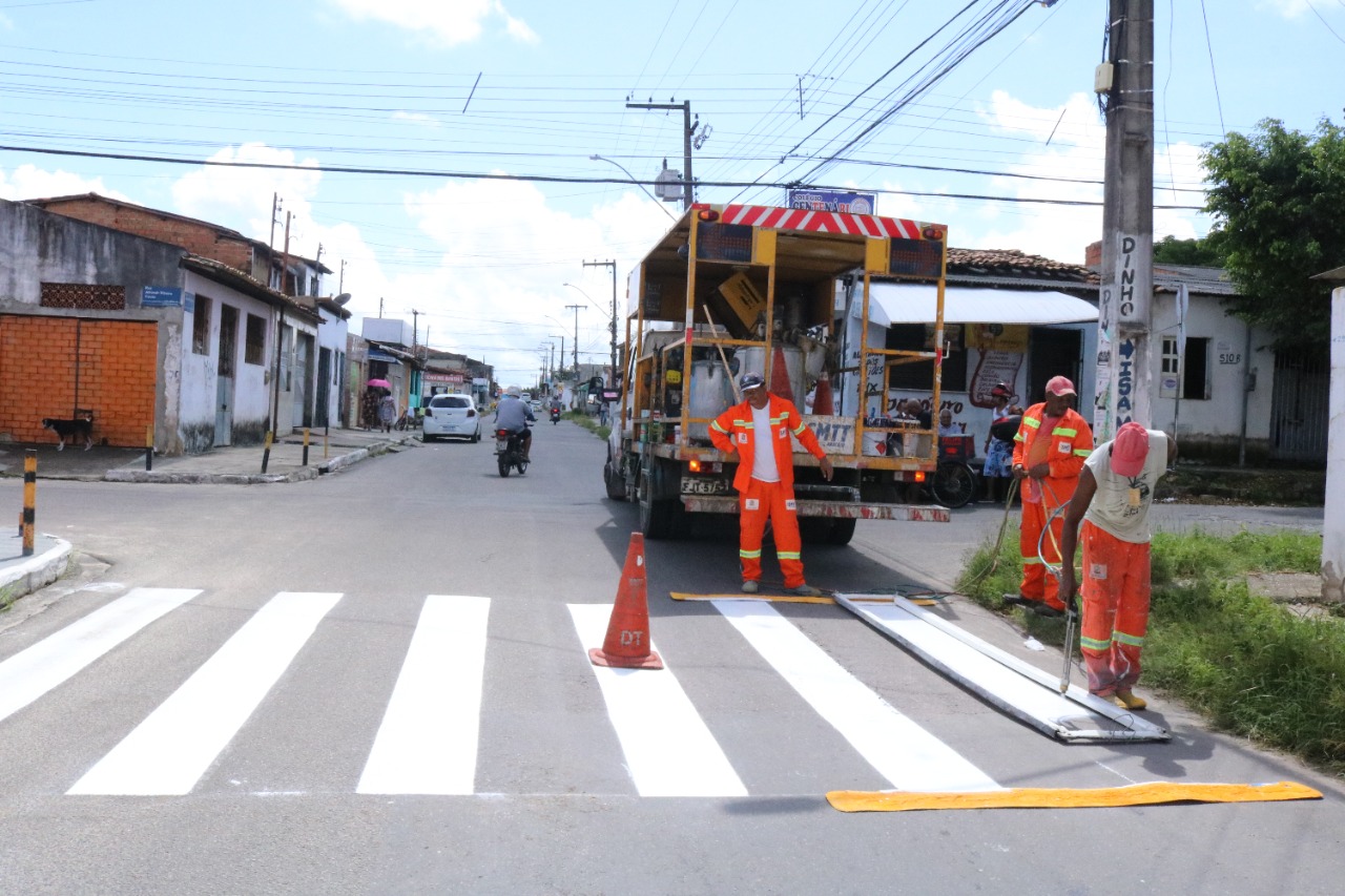 Prefeitura aumenta ritmo de sinalização das avenidas de Aracaju - SMTT Aracaju